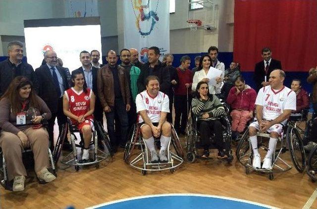 Tekerlekli Sandalyeye Oturup, Engellilerle Basketbol Maçı Yaptılar