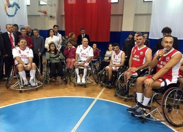 Tekerlekli Sandalyeye Oturup, Engellilerle Basketbol Maçı Yaptılar