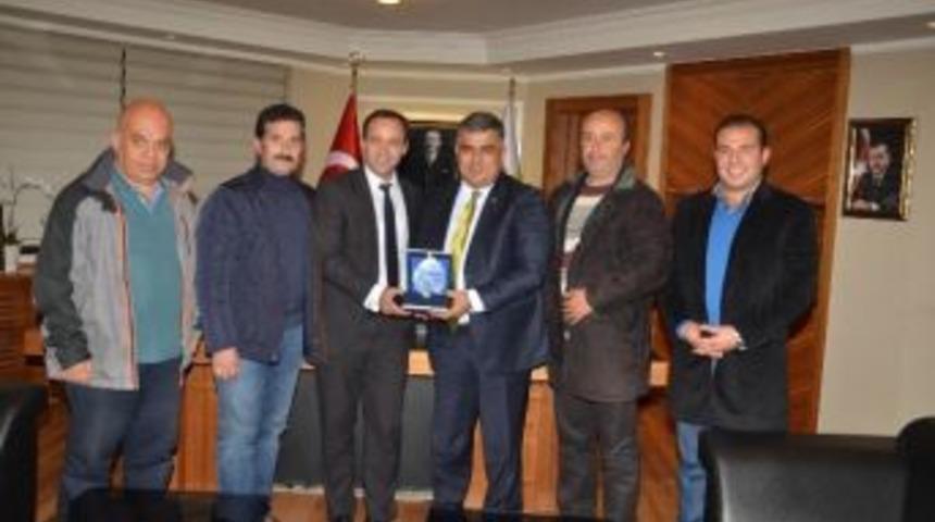 Anfoder&rsquo;den Başkan &Ouml;zg&uuml;ven&rsquo;e Plaket