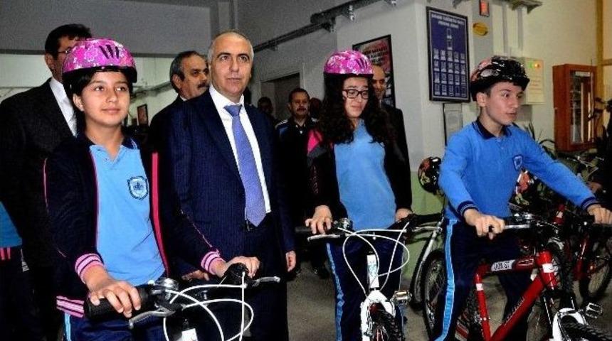 Giresun&rsquo;da Sağlıklı Beslenme Ve Hareketli Hayat Programı Kapsamında Okullara Bisiklet Dağıtıldı