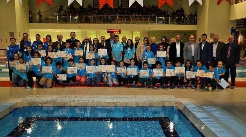 K&ouml;rfez&rsquo;de Başarılı Y&uuml;z&uuml;c&uuml;lere Madalya Verildi