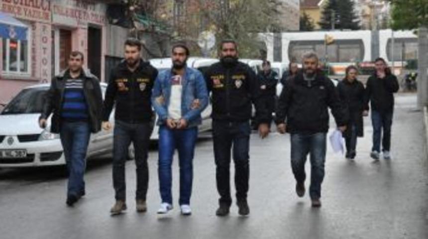 D&uuml;ğ&uuml;n Magandası Silahıyla Birlikte Yakalandı