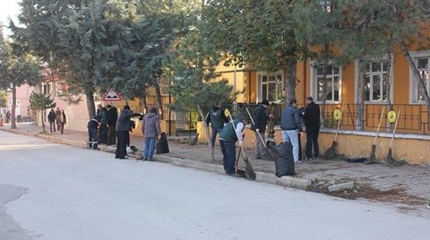 Dinar Belediyesi İl&ccedil;ede Hummalı Bir Temizlik &Ccedil;alışması Başlattı