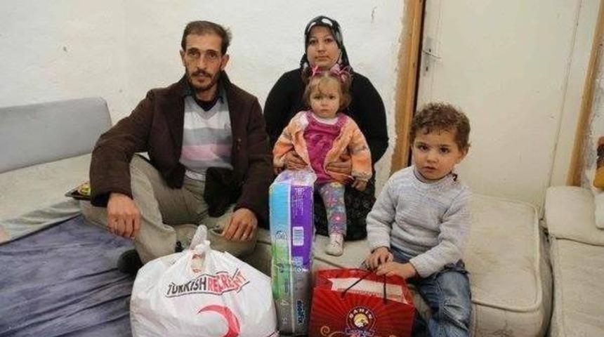 Kızılay&rsquo;dan Bayırbucak T&uuml;rkmenlerine 25 Bin Par&ccedil;a Kışlık Kıyafet Yardımı