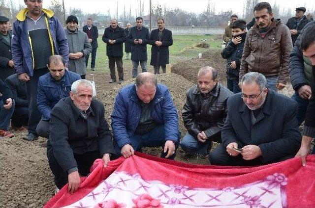 Iğdır Belediyesi Temizlik İşçisi Toprağa Verildi