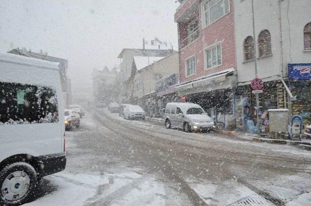 Koyulhisar’da Kar Yağışı Etkili Oldu