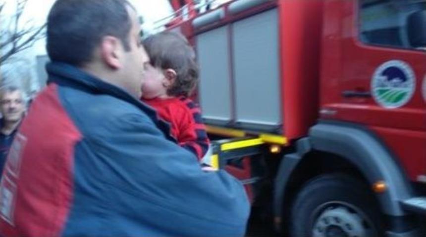 Evde Bırakılan 2 Yaşındaki &Ccedil;ocuk İtfaiye Ekiplerince Kurtarıldı