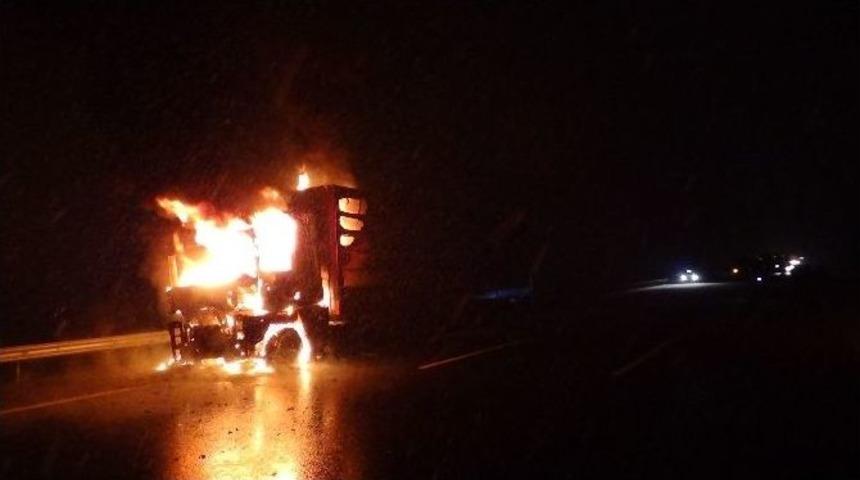 Tır Alev Alev Yandı, Tem 1 Saat Kapalı Kaldı