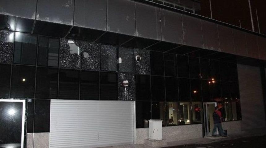 Y&uuml;z&uuml; Maskeli Şahıs İş Yeri Kurşunladı