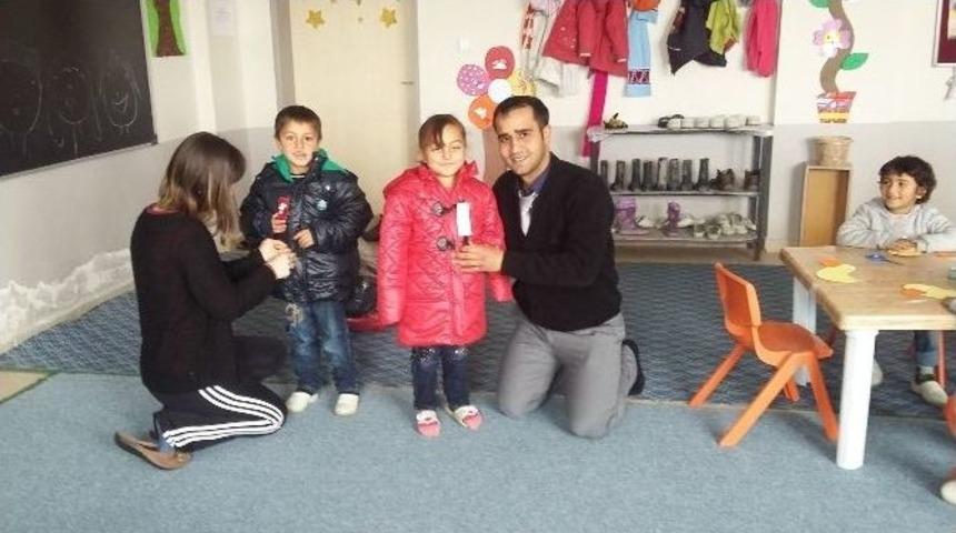 Emekli &Ccedil;iftten &Ouml;ğrencilere Mont Yardımı