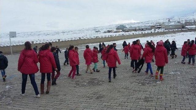 Emekli Çiftten Öğrencilere Mont Yardımı