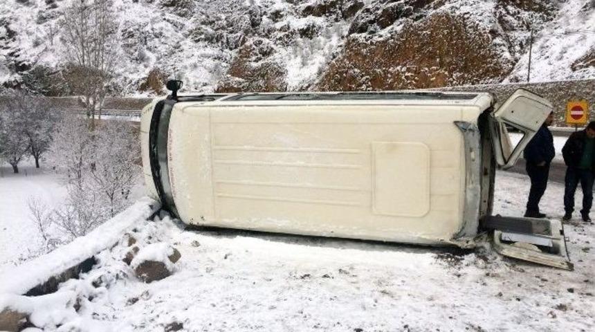 G&uuml;m&uuml;şhane&rsquo;de &Ouml;ğretmenleri Taşıyan Minib&uuml;s Yan Yattı: 11 Yaralı