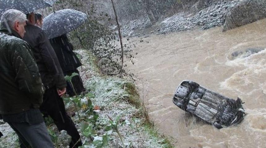 Rize&rsquo;de Otomobil Hemşin Deresi&rsquo;ne U&ccedil;tu: 1 Kayıp, 4 Yaralı