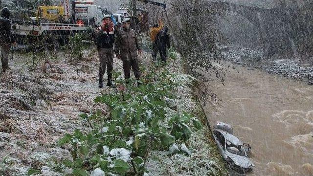 Rize’de Otomobil Hemşin Deresi’ne Uçtu: 1 Kayıp, 4 Yaralı