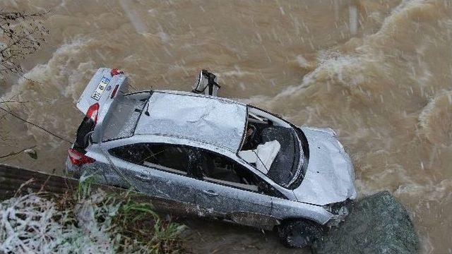 Rize’de Otomobil Hemşin Deresi’ne Uçtu: 1 Kayıp, 4 Yaralı