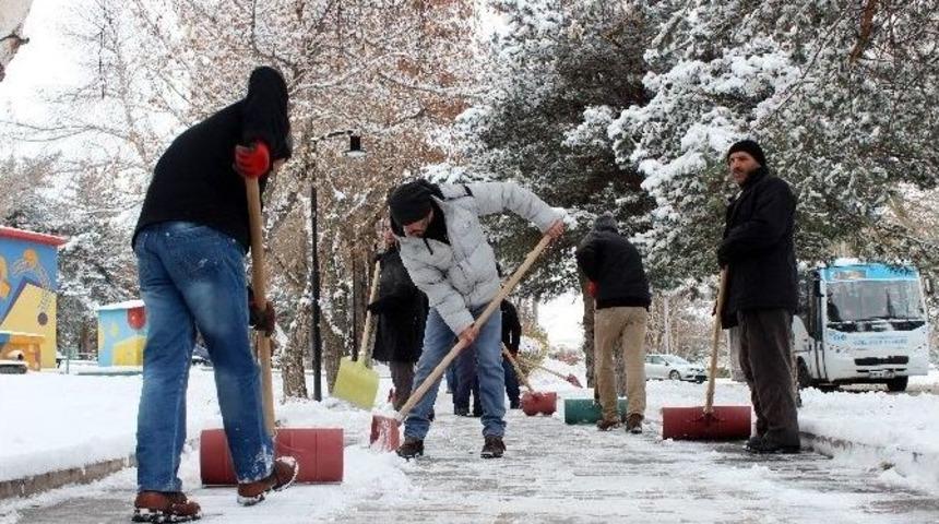 Doğu Anadolu G&uuml;ne Karla Uyandı