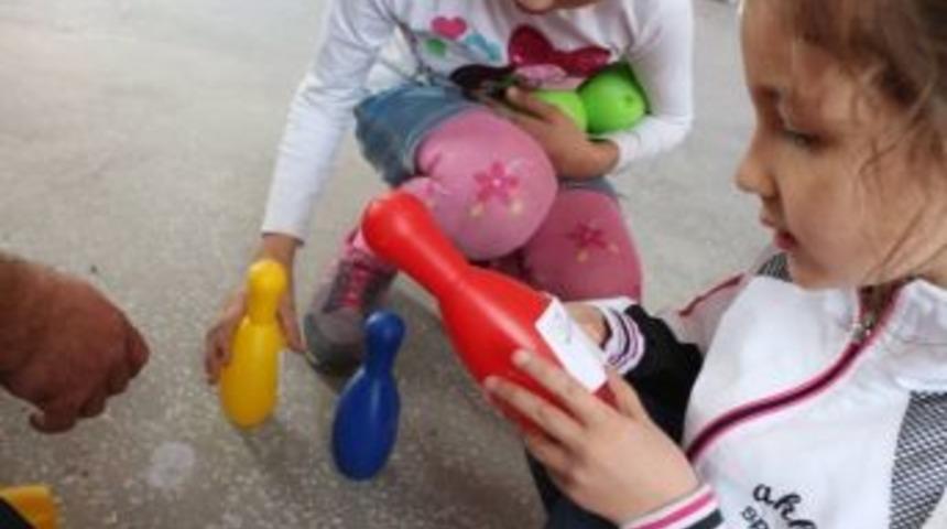 Bowling Lobutlarıyla Ses Hece Ve Kelime Tekrarı Yapıyor