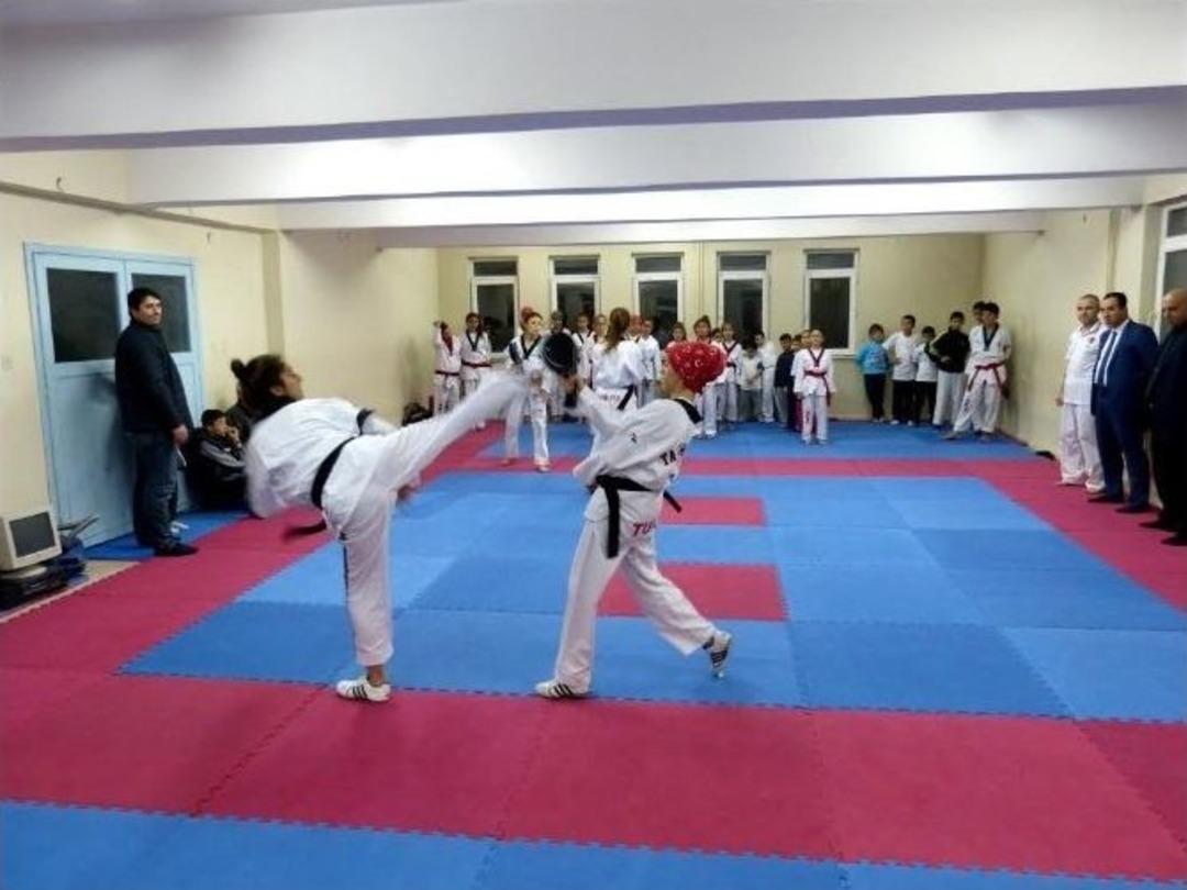 İl M&uuml;d&uuml;r&uuml; Yıldız Osmaneli&rsquo;de Sporcularla Bir Araya Geldi