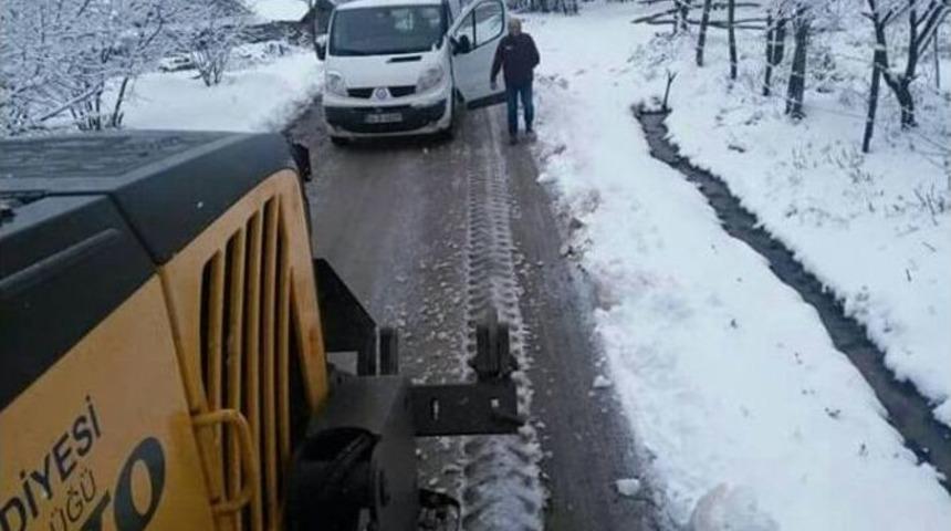 Akyazı Belediyesi Ekipleri Kapanan Yolları A&ccedil;tı