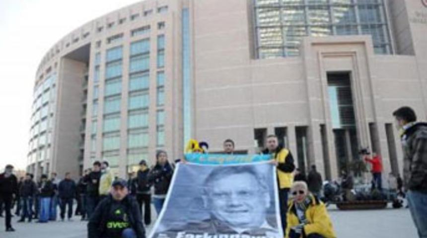 Savunma i&ccedil;erde, taraftar dışarda