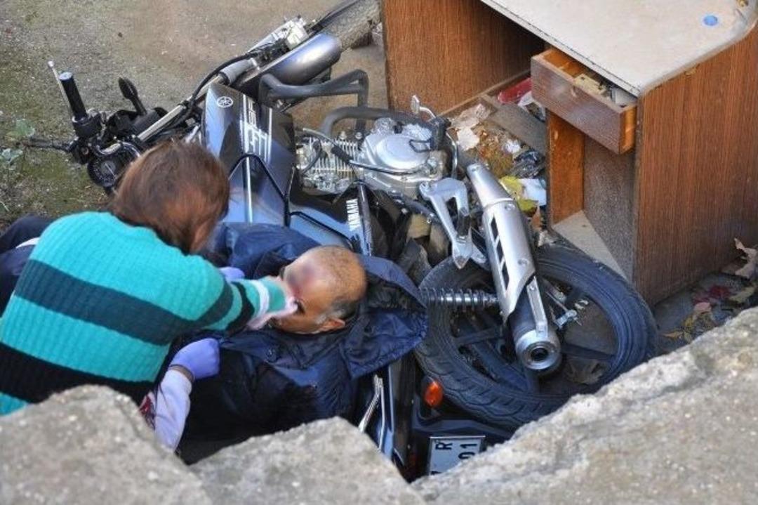 Motosikletiyle Apartmanın &Ouml;n&uuml;ne D&uuml;şt&uuml;