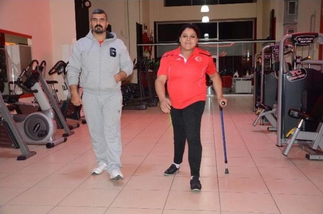 (&ouml;zel Haber) Bileğiyle Engelleri Tuş Ediyor