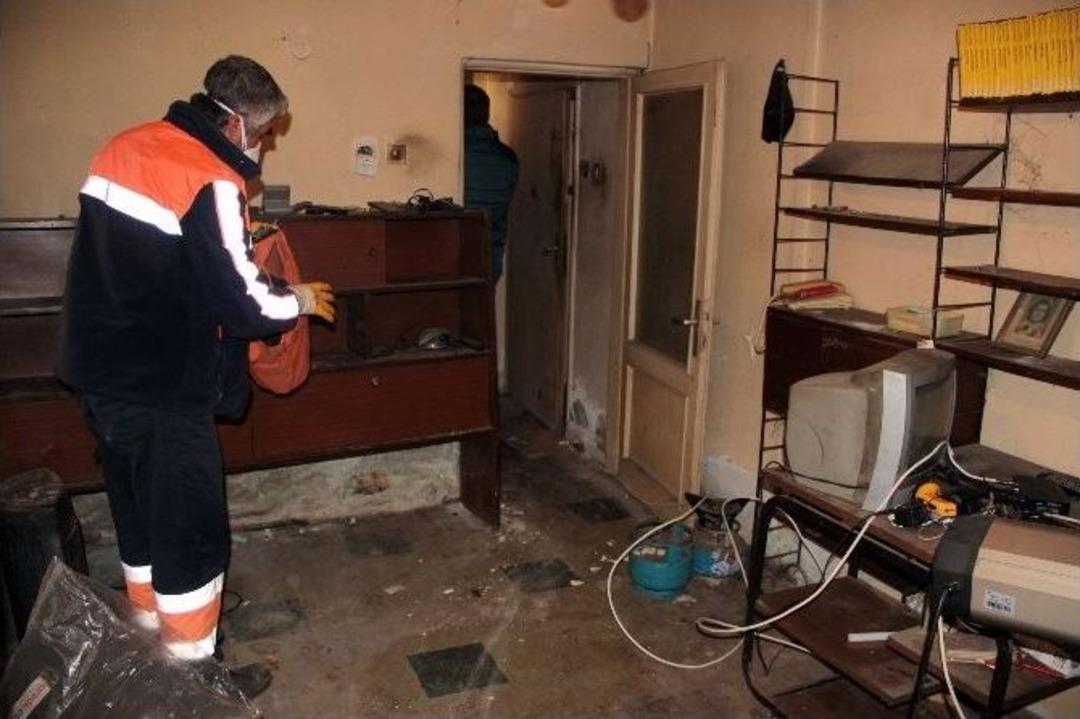 Tek Başına Yaşayan Adamın Evinden İki Kamyon &Ccedil;&ouml;p &Ccedil;ıktı