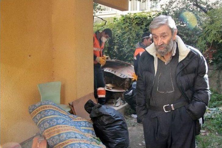Tek Başına Yaşayan Adamın Evinden İki Kamyon Çöp Çıktı G2