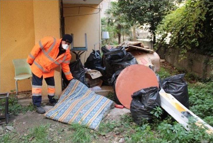 Tek Başına Yaşayan Adamın Evinden İki Kamyon Çöp Çıktı G3