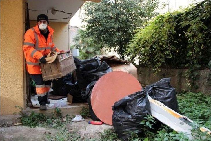 Tek Başına Yaşayan Adamın Evinden İki Kamyon Çöp Çıktı G4