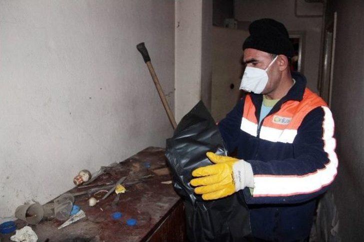 Tek Başına Yaşayan Adamın Evinden İki Kamyon Çöp Çıktı G5