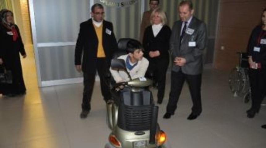 Engellinin Y&uuml;z&uuml; Hastane İle G&uuml;ld&uuml;