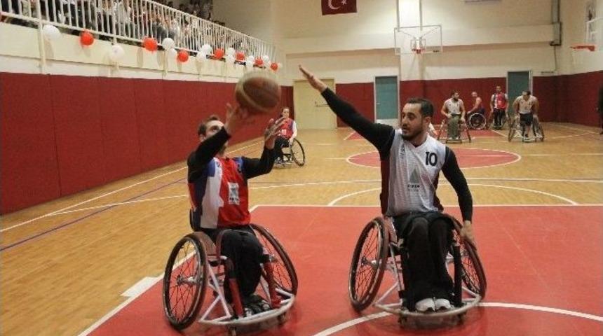 Öğretmen Ve Öğrenciler Bir Günlüğüne Engelli Oldu