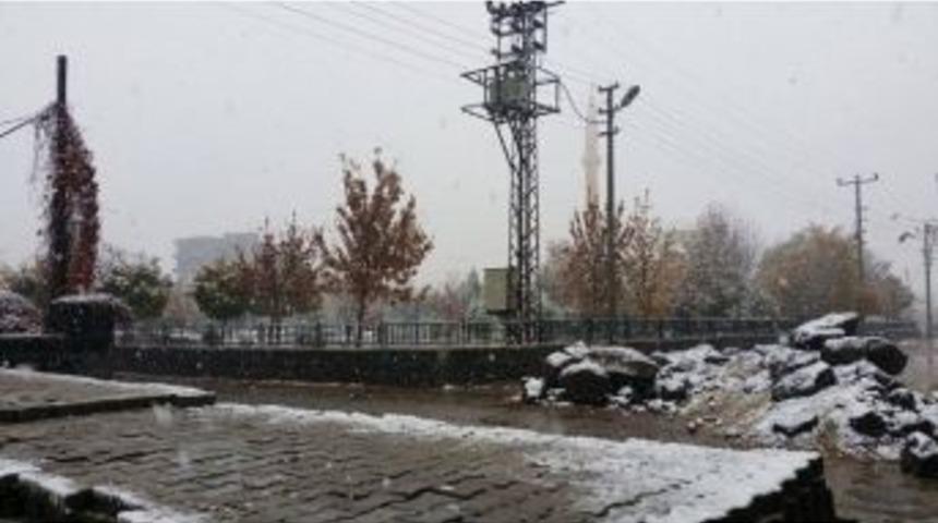 İdil G&uuml;ne Karla Uyandı