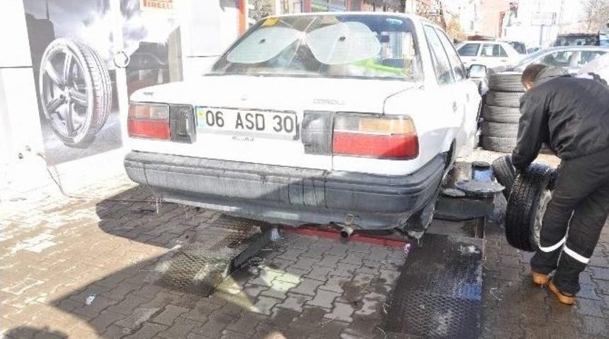 Nevşehir&rsquo;de Ara&ccedil; S&uuml;r&uuml;c&uuml;leri Lastik&ccedil;ilerde Uzun Kuyruklar Oluşturdu