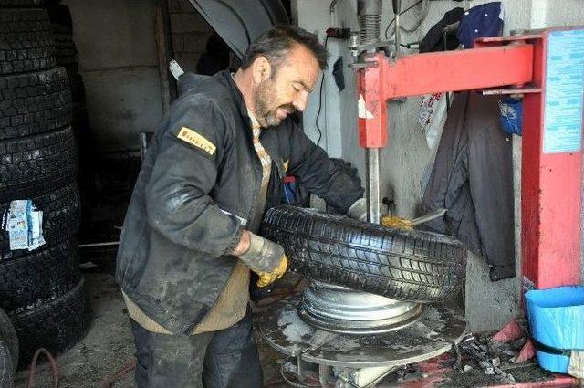 Nevşehir’de Araç Sürücüleri Lastikçilerde Uzun Kuyruklar Oluşturdu