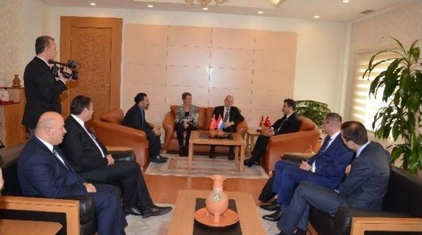 Vali D&uuml;zg&uuml;n, Rotterdam Emniyet Teşkilatını Kabul Etti