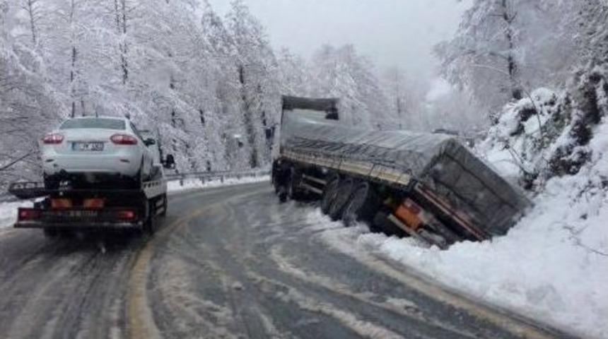 Artvin&rsquo;de Kar Yağışı Ulaşımı Olumsuz Etkiliyor