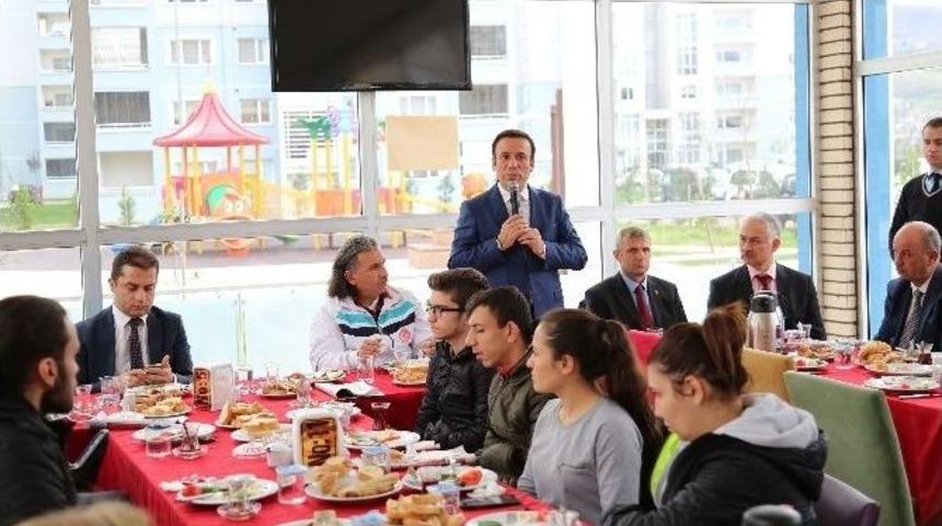 Başkan Gen&ccedil;, Engellileri Unutmadı