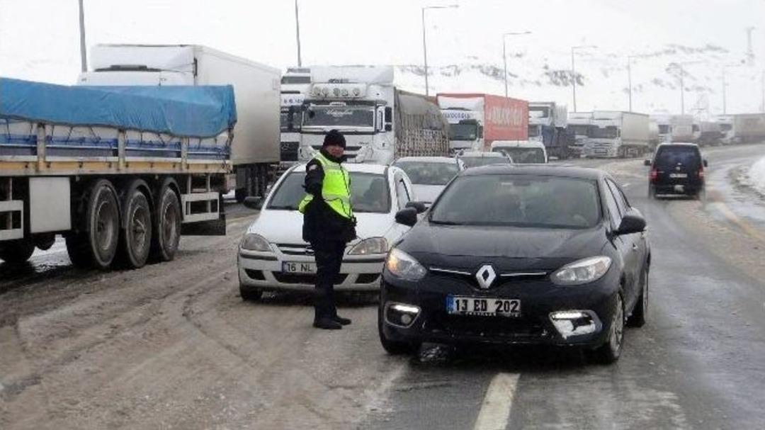Kardan Dolayı Y&uuml;zlerce Ara&ccedil; Yolda Kaldı