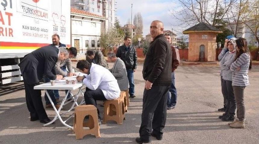 Kızılay Ekibi Okullarda Kan Aldı