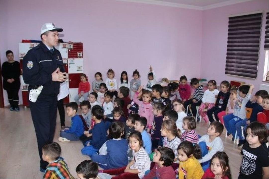 Minik Kardeşlerine Trafik Kurallarını Uygulamalı &Ouml;ğrettiler