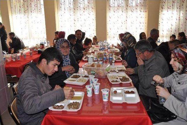 Büyükşehir Belediyesinden Engelliler Haftası Yemeği