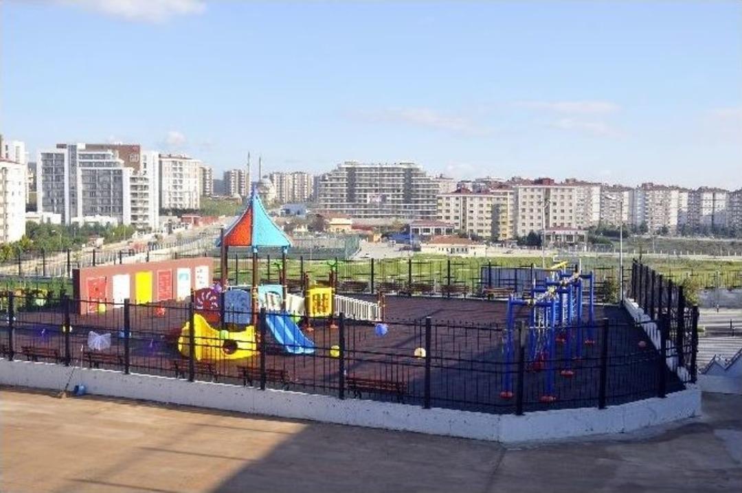 Pendik&rsquo;te Tekerlekli Sandalyede Salıncak Keyfi