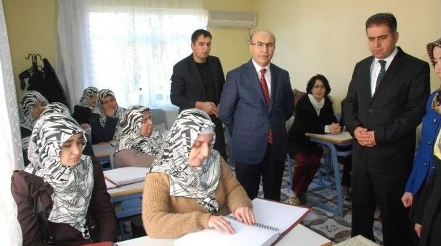 G&ouml;rme Engelli Kursiyerler Kur&rsquo;an-ı Kerimi Dokunarak &Ouml;ğreniyor