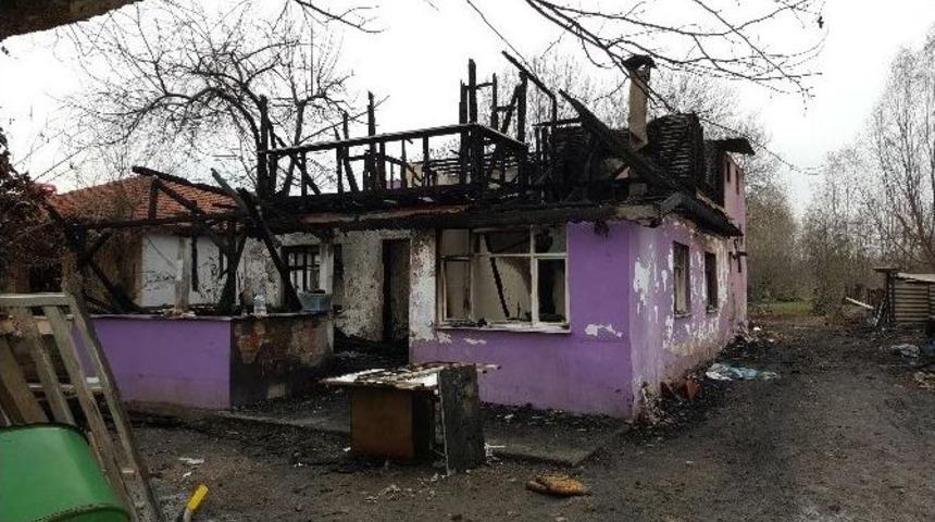 Başkan Akcan&rsquo;dan Evi Yanan Aileye Ziyaret