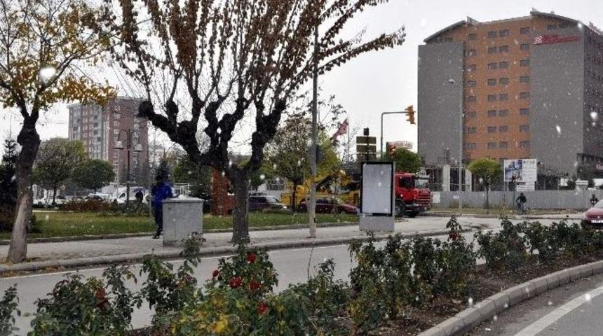 Eskişehir Kent Merkezine Yılın İlk Karı Yağdı