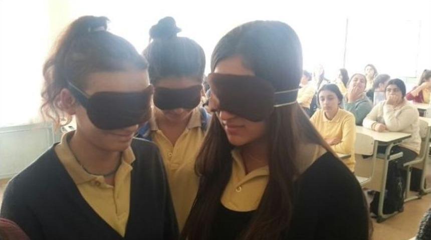 G&ouml;z Bantlarıyla Sınıflarına Gitmeyi Denediler