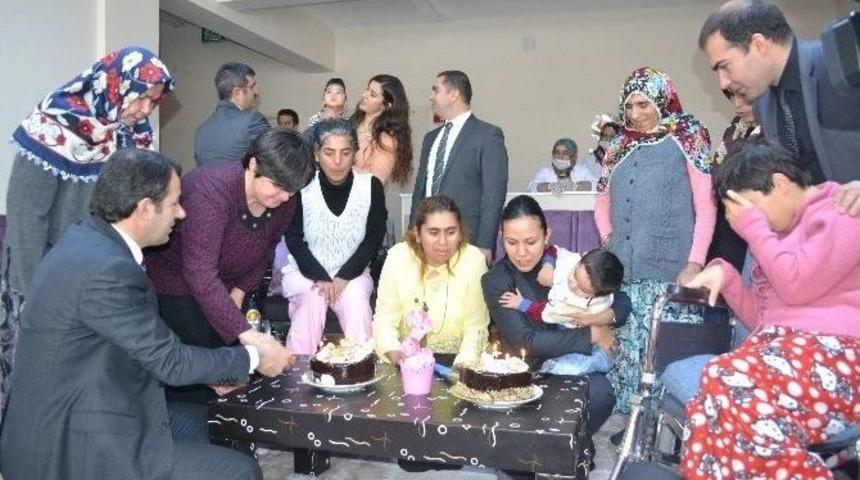 Engelliler G&uuml;n&uuml;n&uuml; Pasta Keserek Kutladılar