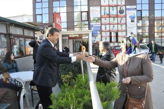 Hemşehrisi Bakan Olunca Bedava Tatlı Dağıttı